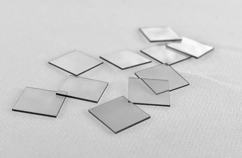  Выращиваемые в лабораторных условиях по методу CVD синтетические алмазы: толщина пластин — до 2 мм, размеры — примерно 20х20 мм (источник: Sanyi Lab) 