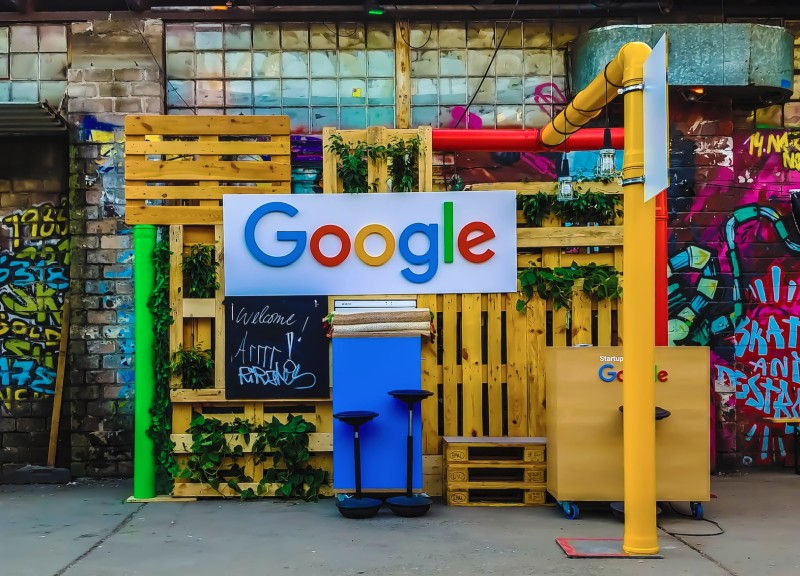 Руководитель поиска Google призвал сотрудников "действовать быстрее", потому что "всё изменилось"