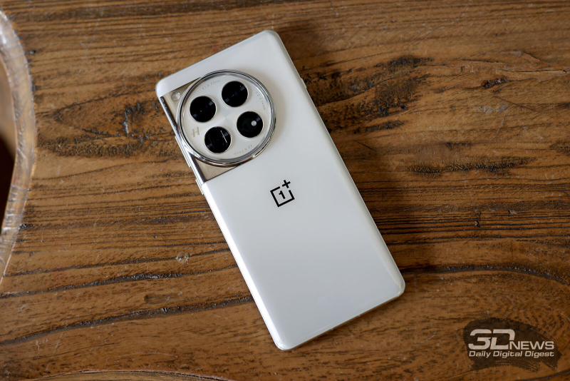  OnePlus 12, задняя панель: в углу – блок с тремя камерами, датчиками и двойной светодиодной вспышкой 