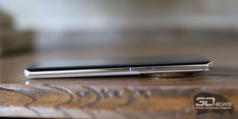  OnePlus 12, правая грань: клавиша питания и клавиша регулировки громкости/спуска затвора камеры 