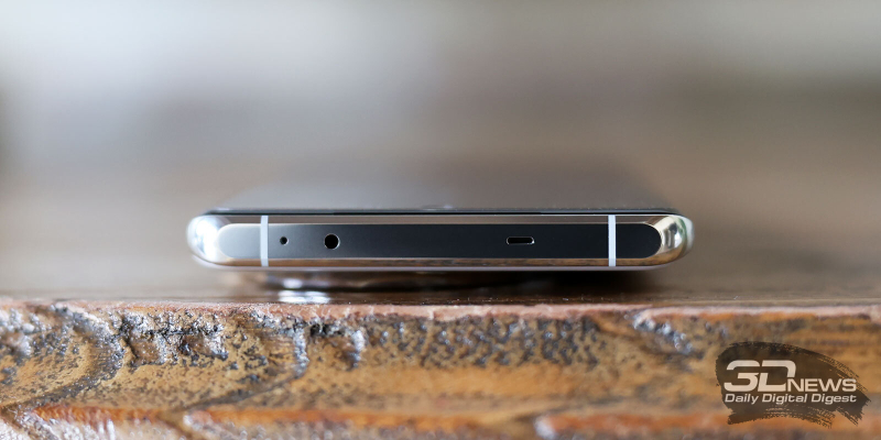  OnePlus 12, верхняя грань: микрофон, отверстие вывода разговорного динамика и ИК-порт 