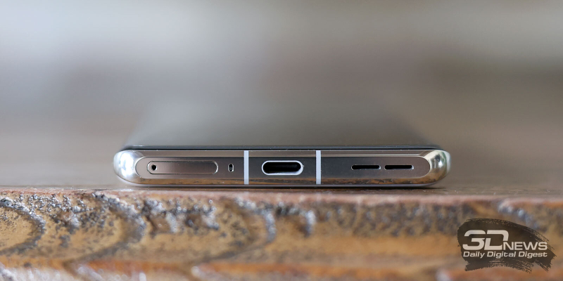  OnePlus 12, нижняя грань: основной динамик, порт USB Type-C, микрофон, слот для двух карточек стандарта nano-SIM 