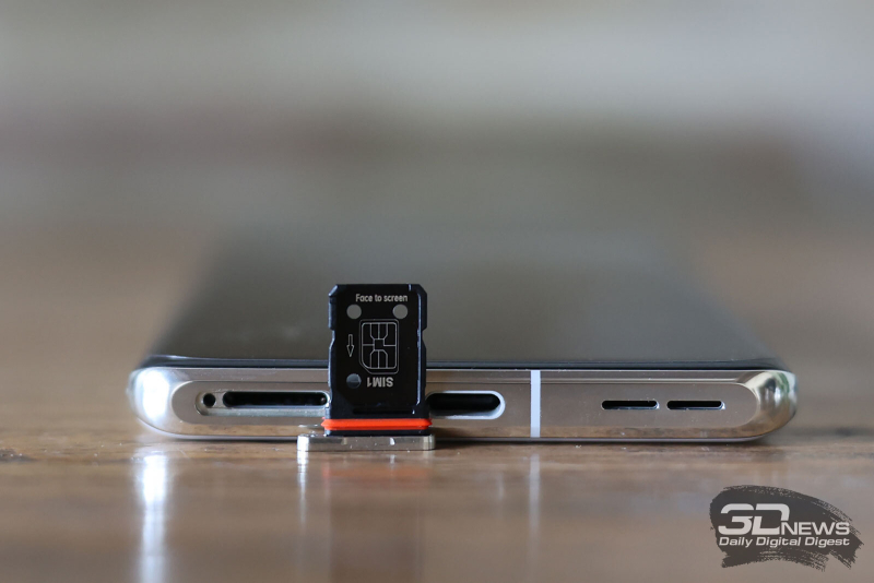  OnePlus 12 в комплектном чехле 