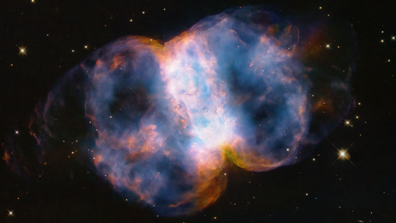 Телескоп «Хаббл» отметил 34-ю годовщину работы красочным изображением туманности Гантель