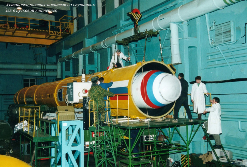 Загрузка ракеты-носителя «Старт-1.2» со спутником «Зея» в пусковой контейнер на космодроме Свободный (1997 год). https://kontingent.press/post/zakrytyj-svobodnyj-pervyj-rossijskij-kosmodrom-so-stoprocentno-uspeshnoj-puskovoj-istoriej