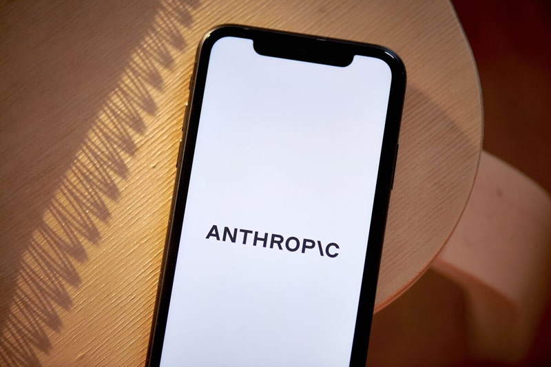 Anthropic    -- Claude  iPhone