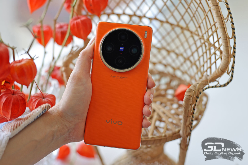  vivo X100 Pro, задняя панель: круглый блок камер с тремя объективами и сенсорами, чуть правее и выше – тройная светодиодная вспышка 