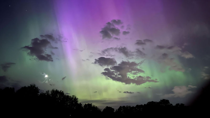  Поялное сияние в небе 10 мая 2024 года в штате Мичиган. Источник изображения: Adam Gumbrecht 