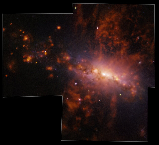 Рождение звезд вызвало выброс газа газа длиной 20 000 световых лет из галактики NGC 4383