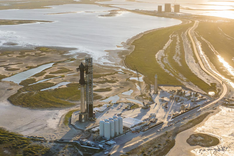 SpaceX быстро строит новые объекты в Техасе, но неохотно платит по счетам