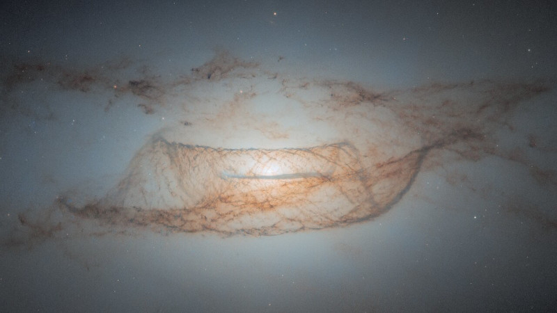 Хаббл сфотографировал космический невод  линзовидную галактику NGC 4753