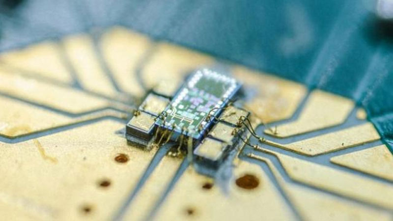 Сродни изобретению транзистора: создан самый маленький детектор квантового света  он поможет масштабировать квантовые компьютеры