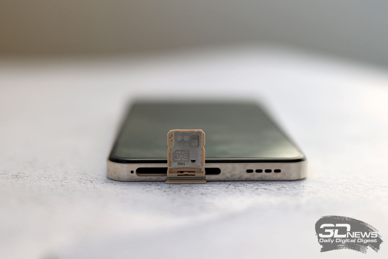  Слот для двух карточек nano-SIM и/или одной карты MicroSD 