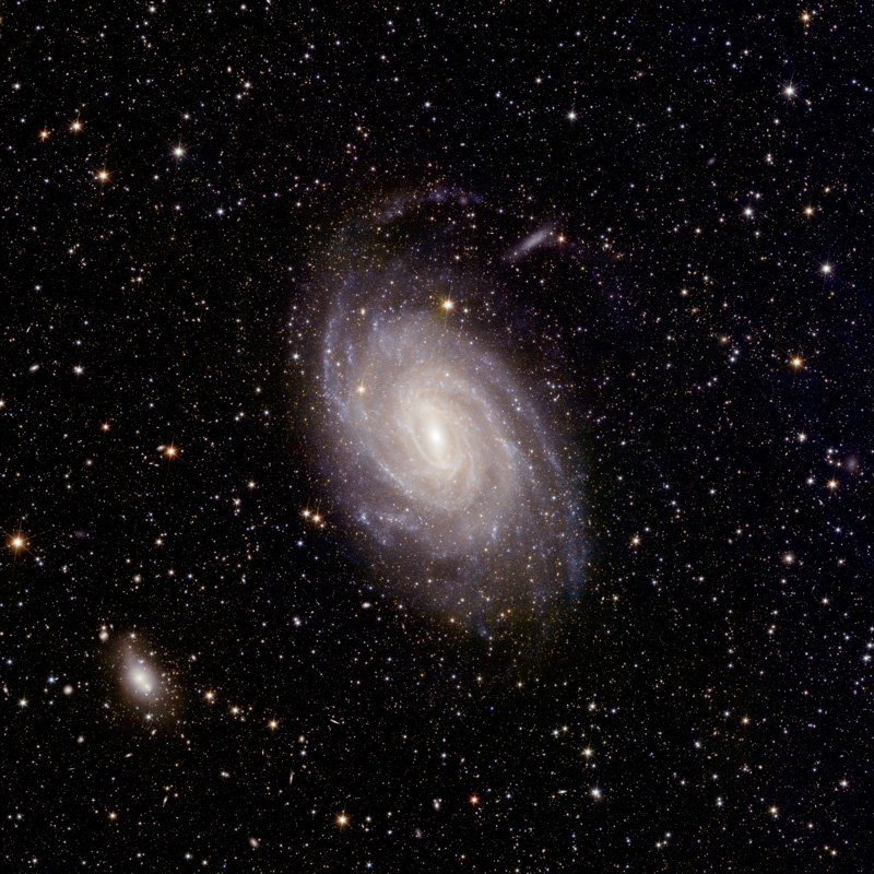  Галактика NGC 6744 с зонами зарождения звёзд 