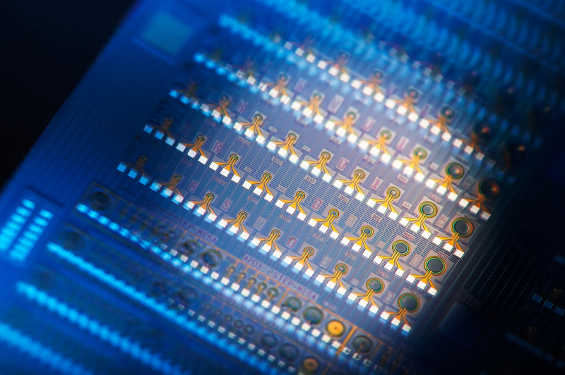  Лавинные фотодетекторы на основе полупроводников вполне способны стать связующими звеньями между чисто фононными и чисто электронными вычислительными контурами (источник: Intel) 