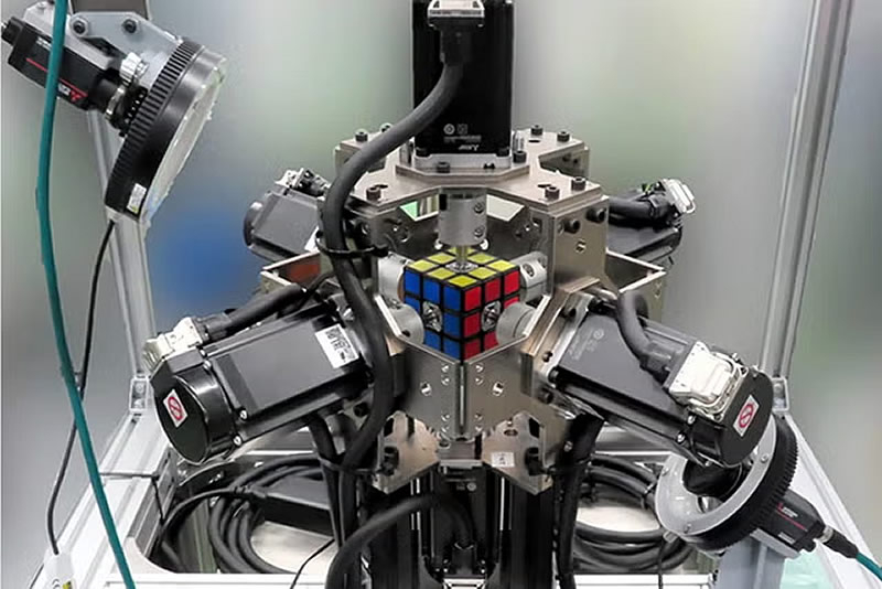 Моргнуть не успеешь: робот Mitsubishi установил мировой рекорд по скорости сборки кубика Рубика