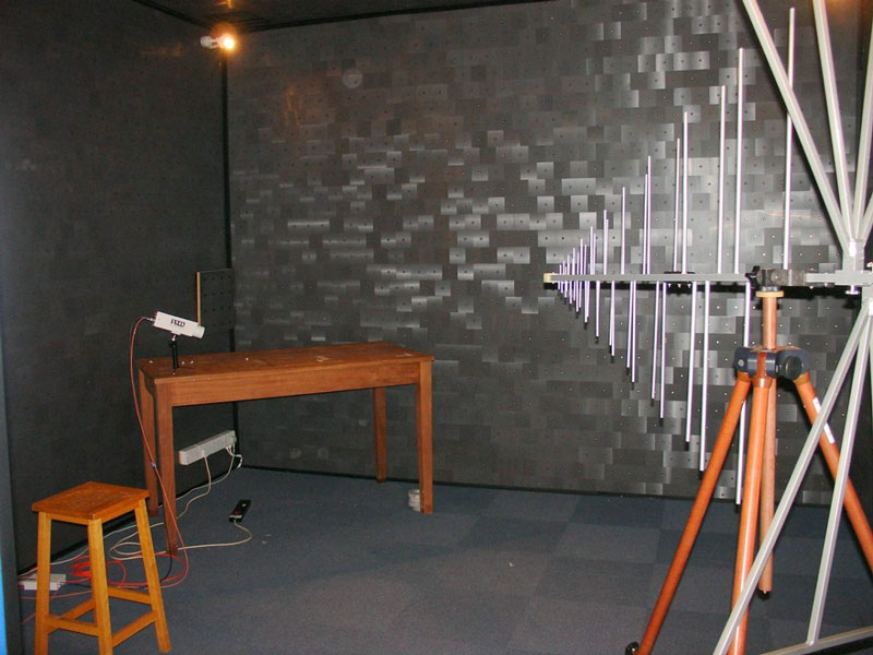  Безэховая камера для тестирования на радиопомехи. Источник изображения: Stan Zurek, Wikimedia Commons 