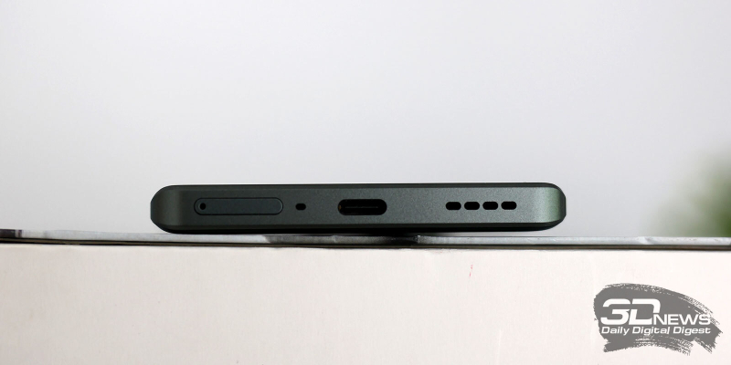  realme GT6, нижняя грань: микрофон, динамик, порт USB Type-C и слот для двух SIM-карт 