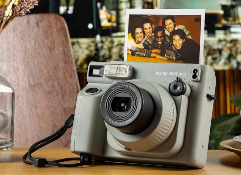 Fujifilm анонсировала широкоформатную камеру мгновенной печати Instax Wide 400