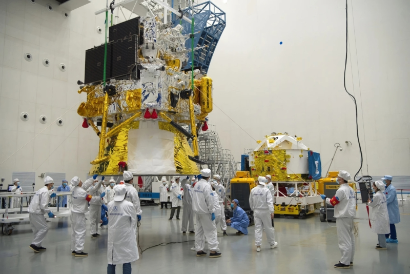  Посадочный модуль с переходным конусом монтируют на орбитальный модуль. Фото CNSA 