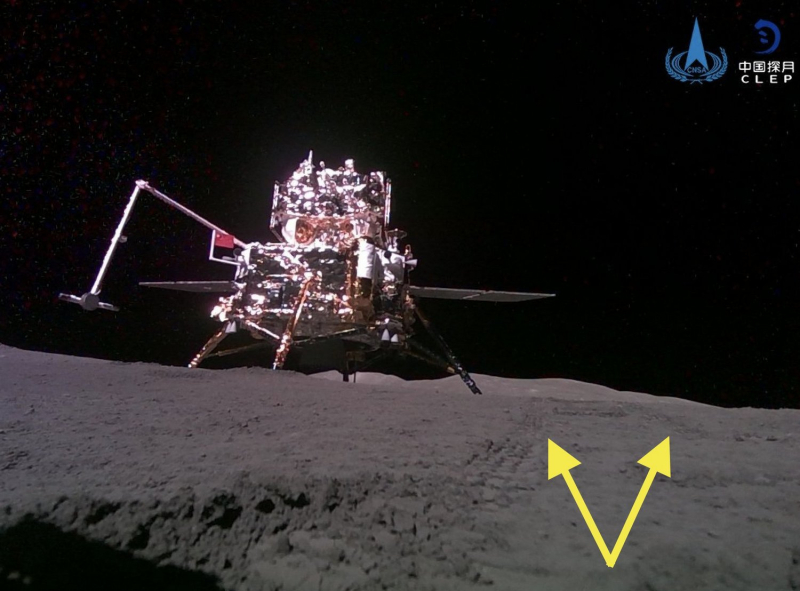  Фото посадочного и взлетного модулей с полураскрытым манипулятором и флагом на обратной стороне Луны, сделанное «передвижной камерой». Фото CNSA 