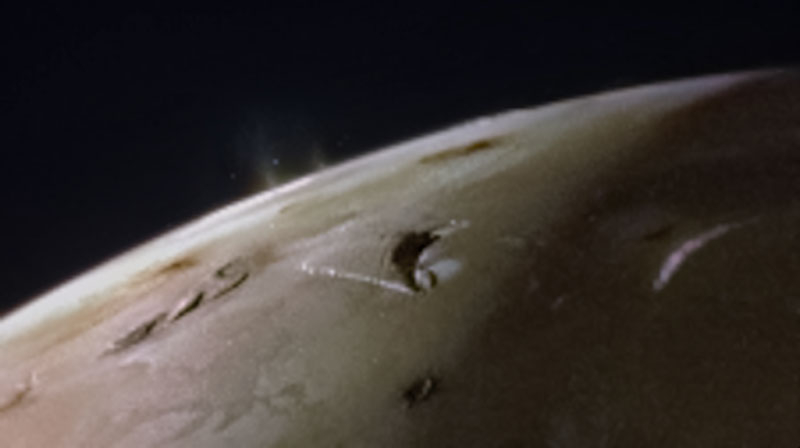 Зонд «Юнона» показал крупным планом вулканы и лавовые озёра спутника Юпитера Ио