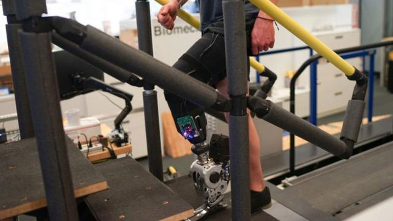В США создали бионический протез ноги с нейроинтерфейсом — с ним можно даже танцевать