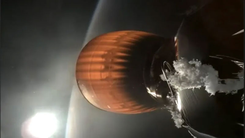  Белые наросты на кожухе двигателя второй ступени. Источник изображения: SpaceX 