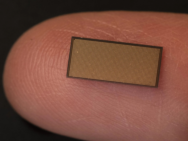  Нейроморфный чип Loihi 2, выполненный по технологическим нормам «Intel 4» (примерно соответствуют «7 нм» в терминах TSMC) содержит около 1 млн искусственных нейронов — и всё ещё продолжает оставаться в стадии исследовательского проекта; коммерческий его выпуск пока не планируется (источник: Intel) 