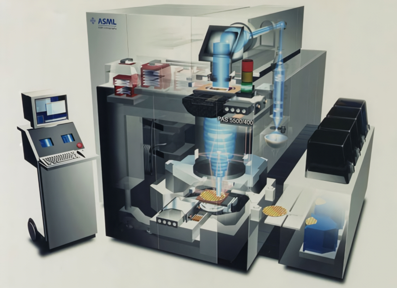  Шаговый сканер PAS 5500/400 Step & Scan Alignment System, представленный голландской компанией ASML в 1997 г., обеспечивал четырёхкратное уменьшение фотомаски в ходе литографирования и 35-нм точность совмещения трафаретов при последовательных проходах (источник: ASML) 