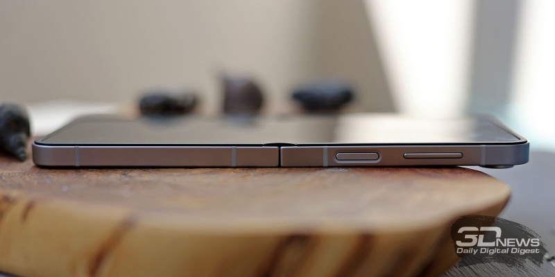  Правая грань Samsung Galaxy Z Flip5 в разложенном состоянии: клавиша регулировки громкости и клавиша питания со встроенным датчиком отпечатков 