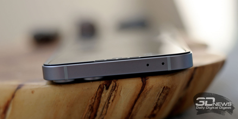  Верхняя грань Samsung Galaxy Z Flip6 в разложенном состоянии: два микрофона 