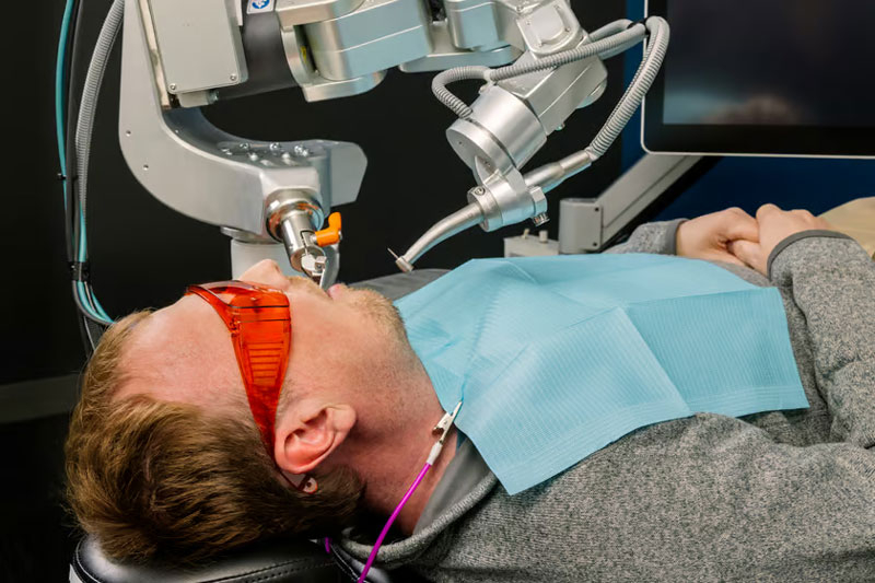 Робота-стоматолога с ИИ впервые допустили до лечения человеческих зубов