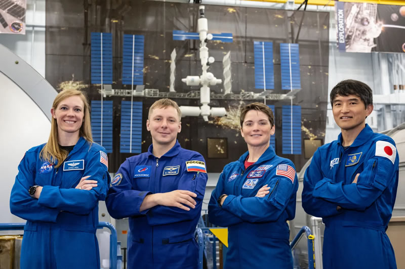  Астронавты: Николь Айерс, Кирилл Песков, Энн Макклейн, Такуя Ониши. Источник изображения: NASA 