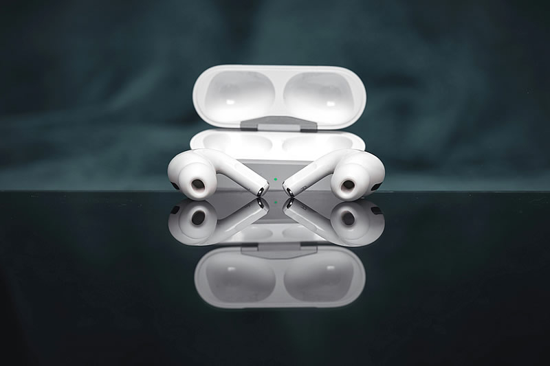 Apple       AirPods 4     