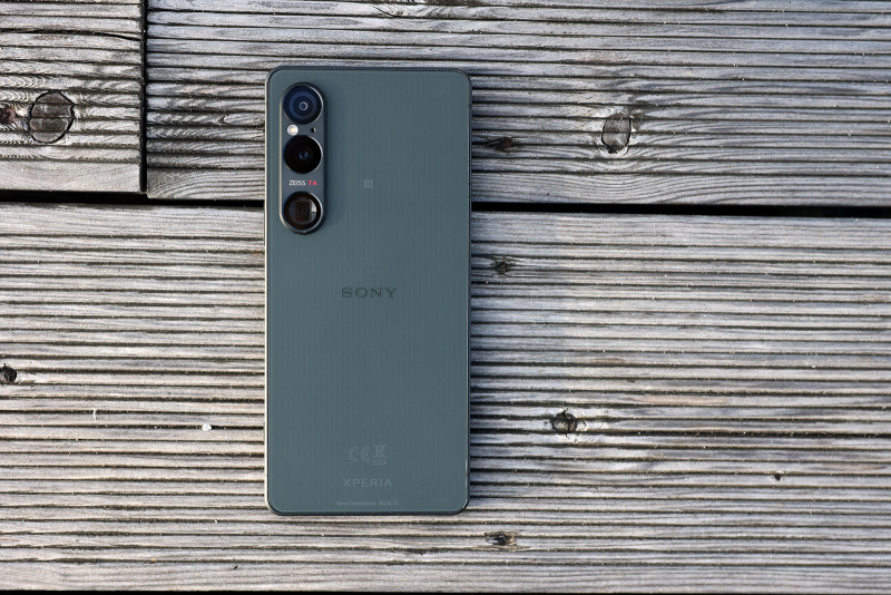  Sony Xperia 1 VI, задняя панель: в углу — блок с тремя камерами, микрофоном и одинарной светодиодной вспышкой 