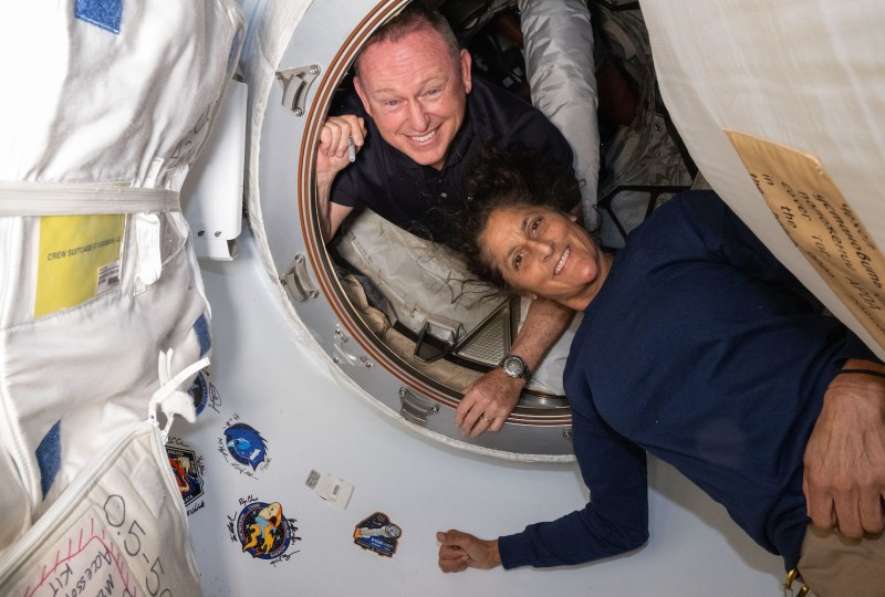     Butch Wilmore e Suni Williams a bordo da ISS / Fonte da imagem: NASA 