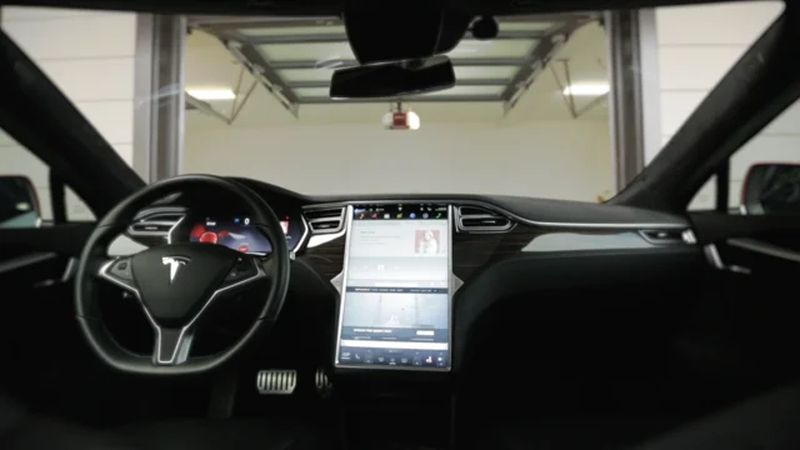 Tesla представила ASS — технологию, позволяющую автомобилю выехать с парковки без водителя