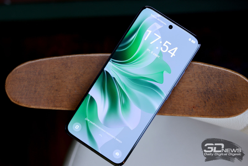  OPPO Reno 12 Pro, лицевая панель: в отверстии по центру — фронтальная камера, под верхней кромкой — разговорный динамик 