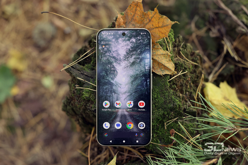  Google Pixel 9 Pro XL, лицевая панель: в отверстии по центру верхней части экрана – фронтальная камера, под верхней кромкой – разговорный динамик 