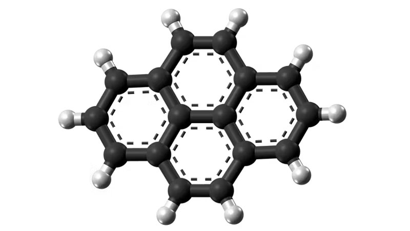  Молекула пирена (чётные атомы — углерод, белые — водород). Источник изображения: Wikimedia 