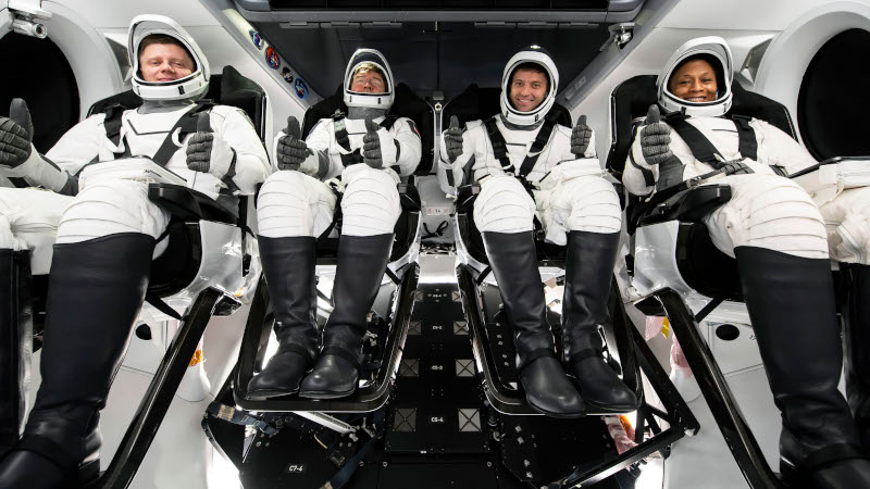 SpaceX Crew Dragon с космонавтом и тремя астронавтами вернулся на Землю после рекордных 235 суток на МКС