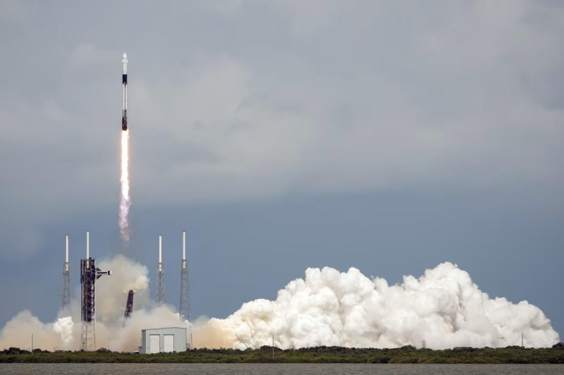 Falcon 9 с кораблем Crew Dragon стартует со станции космических войск на мысе Канаверал. Фото: Associated Press