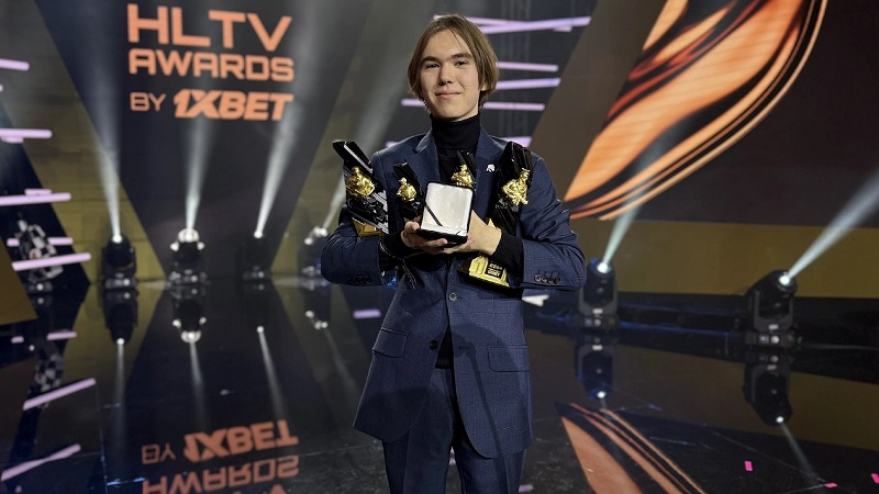  Крышковец со своими наградами на HLTV Awards 2024 (источник изображения: glaniu на Reddit) 