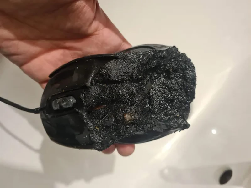  https://www.reddit.com/r/pcmasterrace/comments/1i7br8w/my_gigabyte_mouse_caught_fire_and_almost_burned/?rdt=51910 