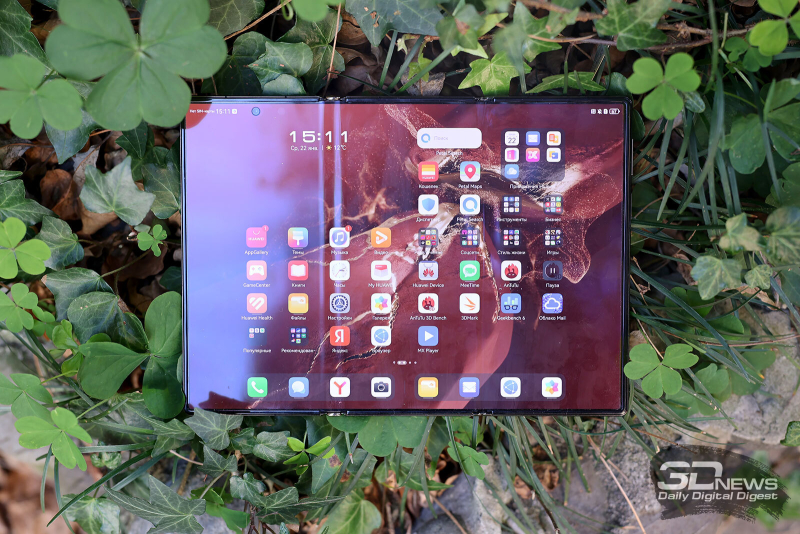  HUAWEI Mate XT Ultimate Design, лицевая панель в раскрытом виде: в углу слева вверху — фронтальная камера, чуть выше — разговорный динамик 