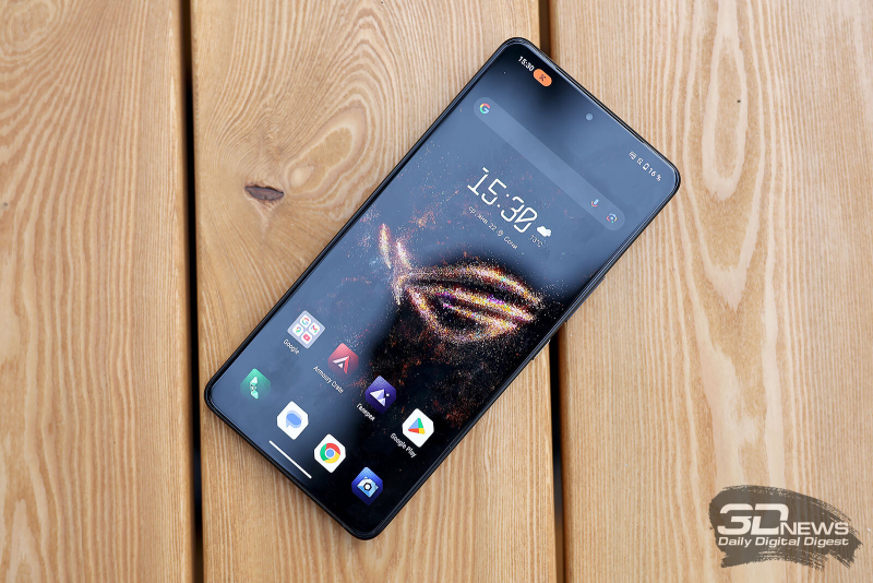  ASUS ROG Phone 9 Pro, лицевая панель: в верхней части экрана — фронтальная камера в индивидуальном отверстии, над ней — прорезь разговорного динамика 