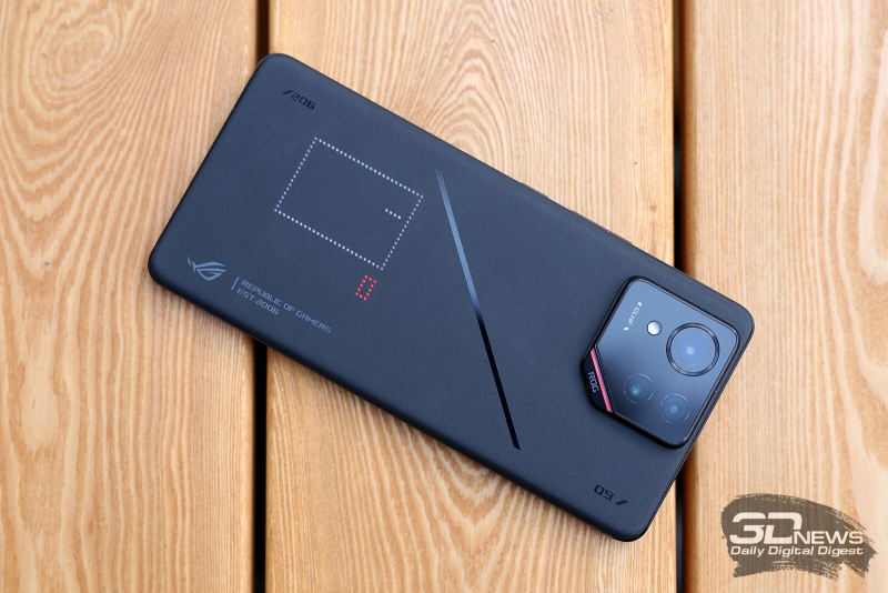  ASUS ROG Phone 9 Pro, задняя панель: блок тройной камеры c одинарной светодиодной вспышкой, в нижней части спинки — мультифункциональная светодиодная панель 