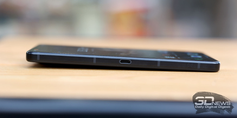  ASUS ROG Phone 9 Pro, левая грань: порт USB Type-C 