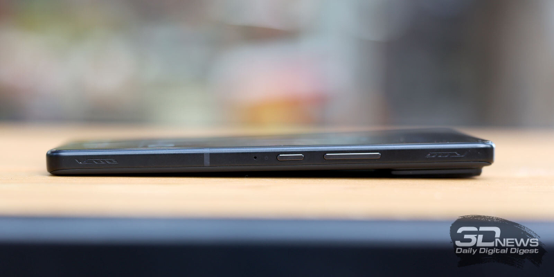  ASUS ROG Phone 9 Pro, правая грань: механические клавиши питания и регулировки громкости, ультразвуковые клавиши AirTrigger, микрофон 